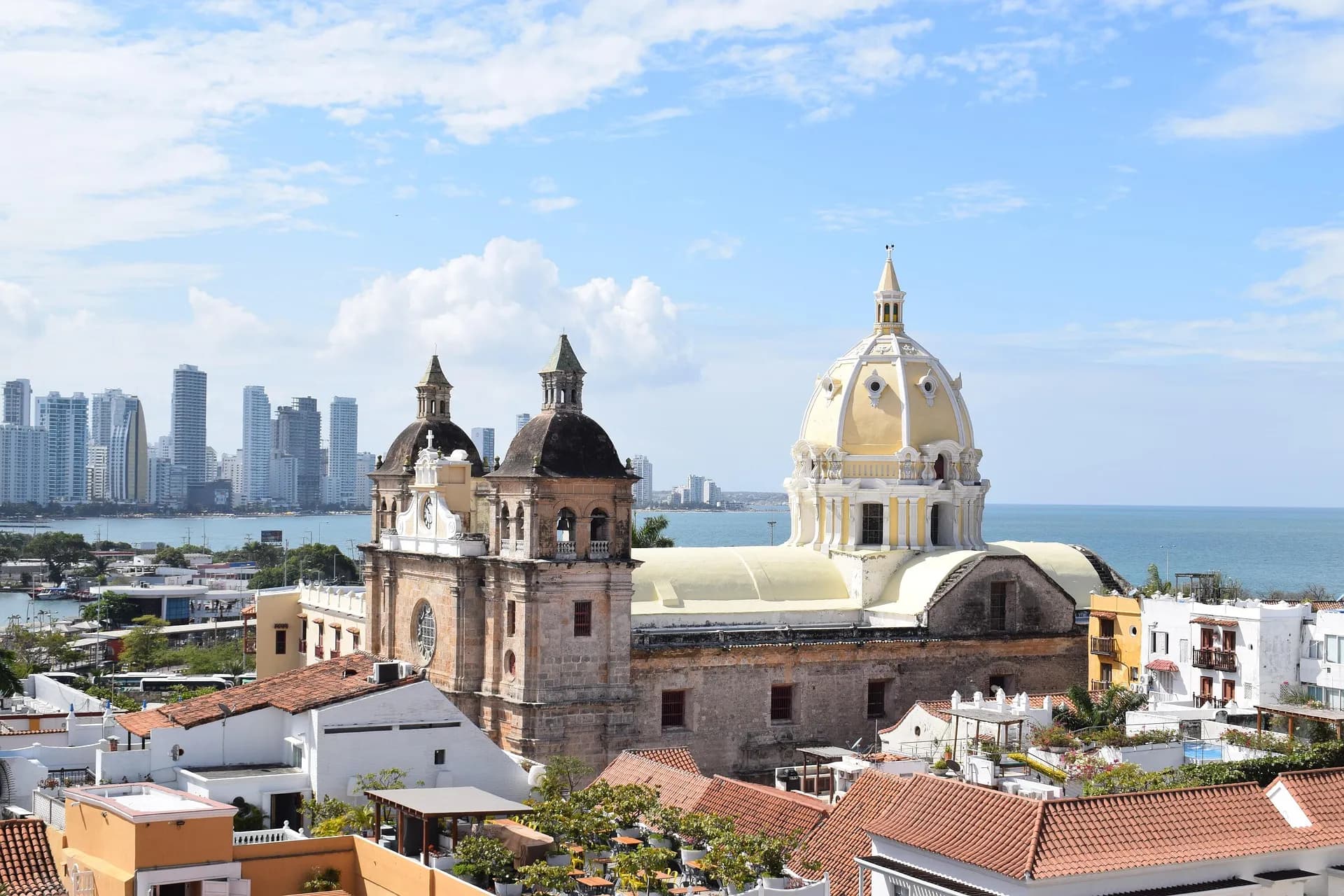 Vista de Cartagena de Indias, Malecón Business Center, oficinas y locales frente al Mar Caribe en Marbella